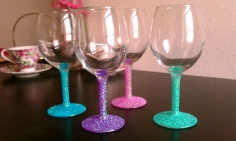 15 Painted Wine Glass Designs Diy Glitter Wine Glasses, Glitter Wine Glasses Diy, Glitter Wine Glasses, Wine Glass Designs, Glitter Champagne, Diy Wine Glasses, Custom Wine Glasses, Glitter Glasses, Diy Glitter