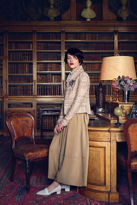 Creating A Chic, Cosy Home Library-Best Colors, Lighting and Furniture Prince Charles And Diana, Cozy Library, Claire Foy, Princess Elizabeth, Vogue Dress, Cosy Home, Royal Court, Chanel Haute Couture, Royal Engagement