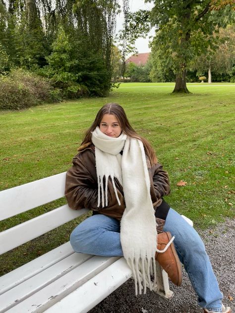 Thick Scarf Outfit Aesthetic, Light Grey Scarf Outfit, Fall Scarf Aesthetic, Autumn Walking Outfit, Winter Amusement Park Outfit, Cream Scarf Outfit, Fall Outfits With Scarves, Winter Outfits With Scarf, Scarf Outfit Aesthetic