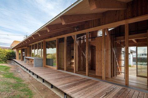 Japanese Architecture House, Japanese Cabin, Environment Architecture, 70s Architecture, Family Backyard, Cabin Aesthetic, Farmhouse Architecture, Timber Architecture, Wooden Architecture