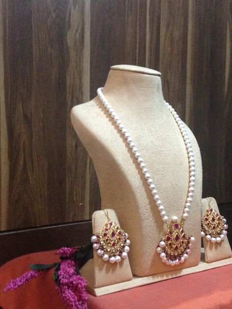 Hyderabadi Jewelry, Necklace Set With Earrings, Pearl Jewelry Design, Silver Necklace Set, Gold Necklace Simple, Gold Wedding Jewelry, Indian Wedding Jewelry, Jewelry Design Necklace, Pearl Set