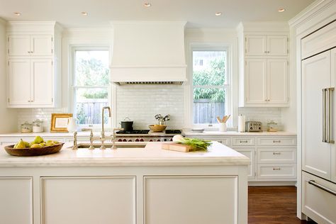 Plans for our kitchen! I l love this fabulous kitchen-hood. Homey Kitchen, Kitchen With White Cabinets, Kitchen Transitional, Shingle Style Homes, Fabulous Kitchens, Kitchen Hoods, Kitchen Views, Classic Kitchens, Transitional Kitchen