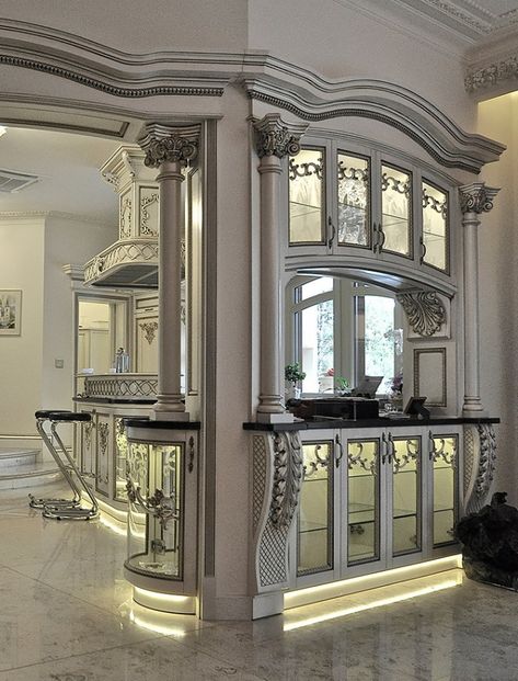 Mediterranean Kitchen Cabinets, Beautiful Kitchens Luxury, Baroque Kitchen, Cabinet Color Combinations, Apartment Kitchen Decor, Kitchen Room Decor, Classic Kitchen Cabinets, Decor Kitchen Ideas, Kitchen Ideas Decoration