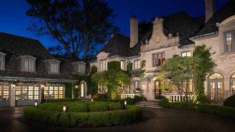 Illinois mansion sitting on Lake Michigan shore seeks $35M Winnetka Illinois, Chicago Metro, Windsor House, Florida City, Business Stories, Lakefront Homes, Mansions For Sale, Los Angeles Homes, Luxury Property