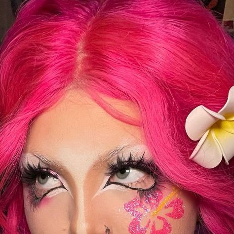 Mel B on Instagram: "working on my tan ☀️🌺 also bringing back the glitter flowers for summer <333  ✮  ✮  ✮  ✮  ✮  #makeup #makeupartist #gyaru #gyarumakeup #explore #explorepage #pinkhair #gal" Alba Rosa Gyaru, Manba Gyaru Makeup, Gyaru Makeup Black Women, Pink Gyaru Makeup, Wild Makeup Looks, Gyaru Flower, Gyaru Photoshoot, Flower Makeup Looks, Decora Makeup