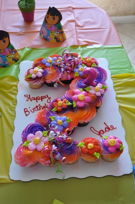 Torta con cupcake a forma di numero è con decorazioni davvero belle #cupcake #numbercake Dora Cupcakes, Cupcake Cake Ideas, Explorer Birthday Party, Dora Birthday, Pull Apart Cupcake Cake, Shaped Cakes, Pull Apart Cupcakes, Moana Birthday Party, Cupcake Designs