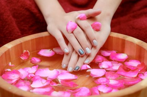 Hands spa manicure in wooden bowl with r... | Premium Photo #Freepik #photo #flower #water #hand #nature Lemon Juice For Skin, Hand Spa, Spa Bowl, Manicure Spa, Juice For Skin, Hand Soak, Rice Mask, Spa Manicure, Flower Water