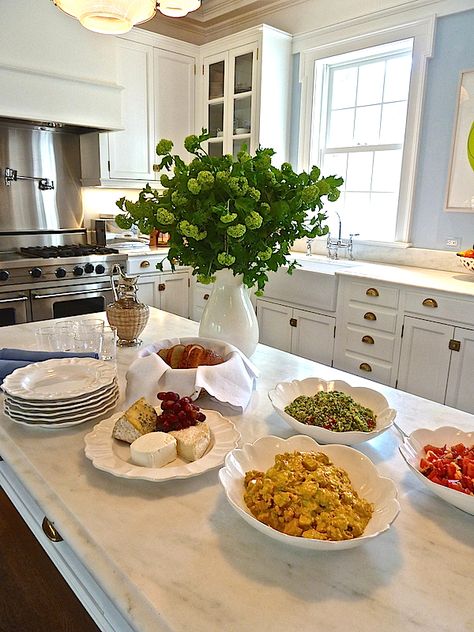 aerin lauder's southampton kitchen Aerin Lauder Kitchen, Aerin Lauder Interiors, Aerin Lauder Home, Aerin Lighting, Kitchen Hardware Ideas, Narrow Island, Buffet Setup, Hampton Kitchen, Gold Kitchen Hardware