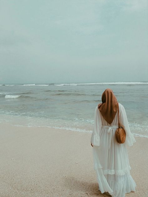 Beach Hijab Outfit Ideas, Couples Beach Photography, Ootd Poses, Happy Girl Quotes, Beach Inspo, Creative Photoshoot, Creative Photoshoot Ideas, Beach Photography Poses, Emotional Photography