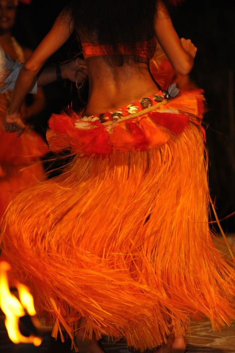 tahitian dance . This is what I'll do every tuesday :D !!  Haere tatou e arearea !! Polynesian Culture Aesthetic, Native American Culture Aesthetic, Tahiti Aesthetic, Polynesian Aesthetic, Tahitian Culture, Hawaiian Dancing, Hawaii Dance, Hawaiian Aesthetic, Tahitian Costumes