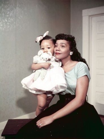 Coretta Scott King and her daughter, Yolanda, photographed by Moneta Sleet for EBONY in 1958. Moneta Sleet was the Pulitzer Prize-winning photographer who took the famous shot of Mrs. King with her daughter Bernice at Dr. King’s funeral in 1968. Louis Farrakhan, Coretta Scott King, By Any Means Necessary, Vintage Black Glamour, Black Hollywood, We Are The World, African American History, Black American, Black Excellence