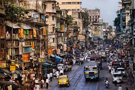 Street scene, Calcutta, India, 1996 Grand Trunk Road, Tac Mahal, Steve Mccurry, Busy Street, Oita, Pictures Of People, Famous Places, City Photography, Incredible India