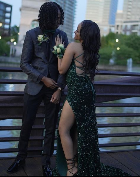 Green Prom Couple, Prom Suit And Dress, Prom Couples Outfits, Prom 2k23, Black Prom Suits, 8th Grade Prom Dresses, Emerald Prom Dress, Dark Green Prom Dresses, Couple Prom