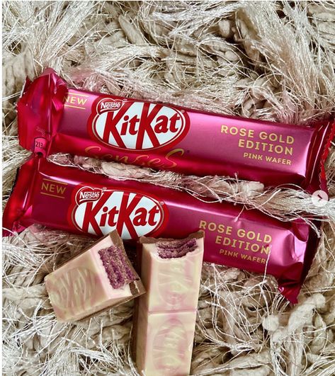 Kitkat Chunky, Chocolate Candy Brands, Kit Kat Flavors, American Snacks, Eating Food Funny, Chocolate Pictures, Rose Gold Bar, Pink Flowers Wallpaper, Food Babe