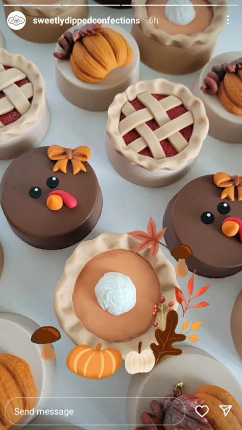 Thanksgiving Oreos Ideas, Thanks Giving Chocolate Covered Treats, Thanksgiving Cakepops Fall Cake Pops, Cake Pucks Halloween, Oreo Thanksgiving Treats, Thanksgiving Dipped Treats, Fall Wedding Cake Pops, Cute Fall Dessert Ideas, Oreo Cookie Pucks