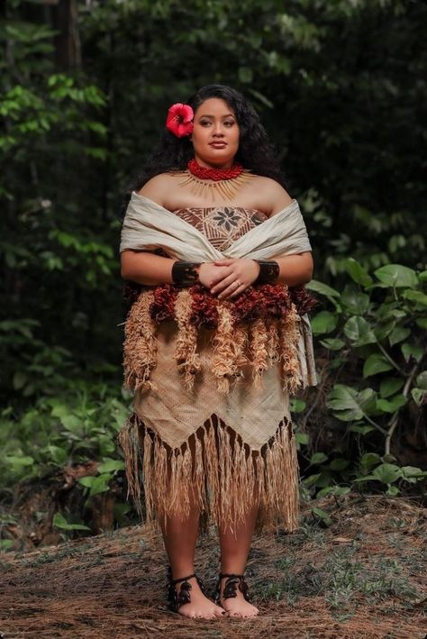 Island Clothing Style, Traditional Australian Clothing, Cultural Outfits Traditional Dresses, Samoan Outfits For Women, Hawaiian Culture Outfit, Polynesian Outfits For Women, Maori Outfit, Hawaiian Clothing Traditional, Hawaii Traditional Outfits