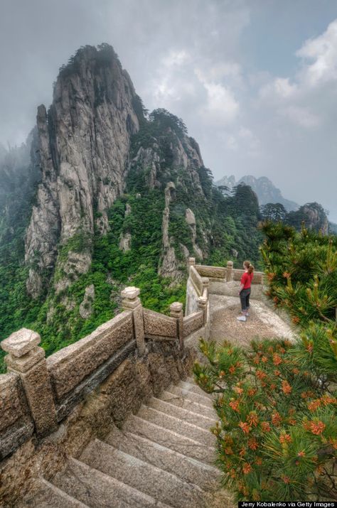 Huangshan Mountains, Chinese Mountains, Chinese Picture, Huangshan, Creating Memories, Travel Locations, China Travel, Cool Landscapes, Famous Places