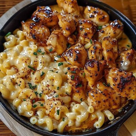 Daily recipes🥗 | Sweet and Spicy Honey Pepper Chicken with Creamy Macaroni Cheese 😋🍗🧀 | Facebook Kimchi Mac And Cheese, Mac And Cheese With Chicken, Honey Pepper Chicken, Skillet Dinner Recipes, Soul Food Dinner, Tastemade Recipes, Spicy Honey, Pepper Chicken, Recipes Sweet