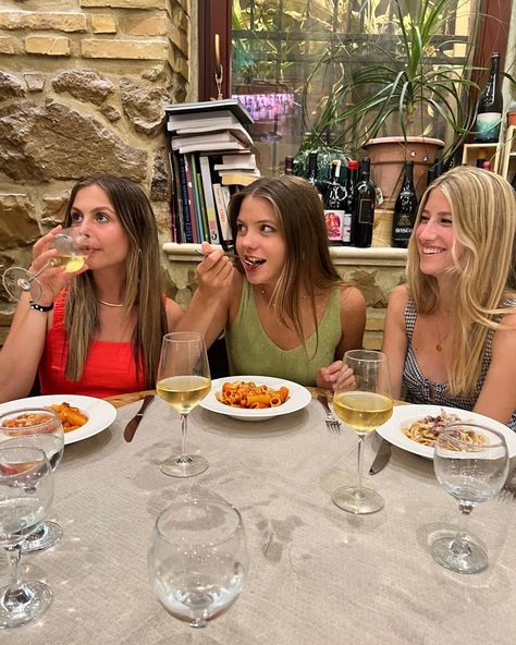 #wine #dinner #rome #fashion #style #italy #europe #pasta #friends #europeansummer School Trip To Italy, Italy With Friends, Italy Core, Italy School, Friends In Italy, Rome Girl, European Fall, Rome Restaurants, Grad Trip