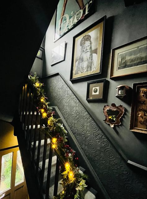 Dark Academia Staircase, Dark Academia Kitchen, Hallway Stairs And Landing, Stairwell Ideas, Black Staircase, Victorian Hallway, Staircase Wall Decor, Hallway Colours, Victorian Style Homes