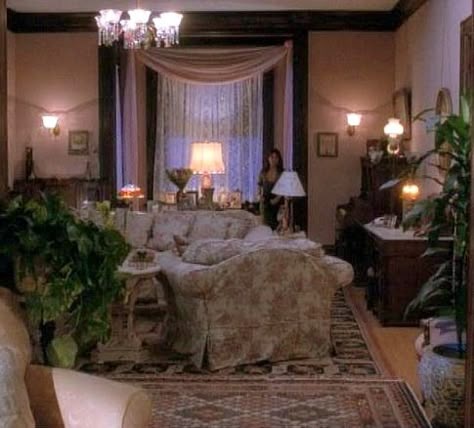 Charmed Halliwell Manor parlor 5 Charmed Manor, Charmed House, Halliwell Manor, Manor Interior, Tv Show House, Charmed Tv Show, Movie Houses, Charmed 1998, Charmed Ones