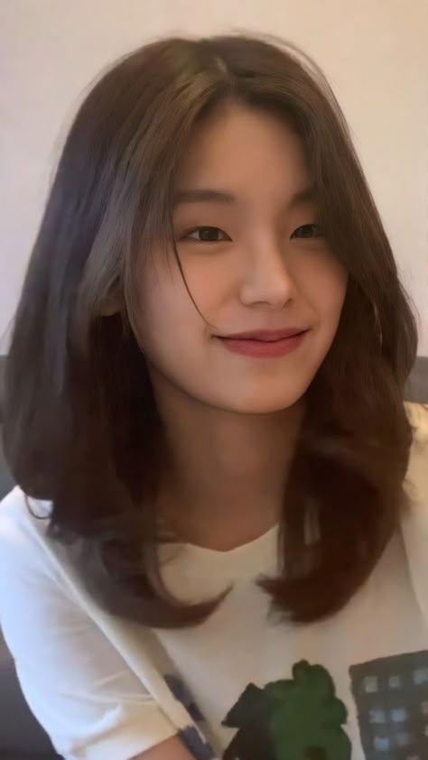 Yeji Haircut, Korean Hair Cuts Medium, Korean Medium Haircut, Medium Haircut Korean, Hair Style Korea, Latest Haircuts, Medium Layered Haircuts, Asian Short Hair, Hairstyles For Layered Hair