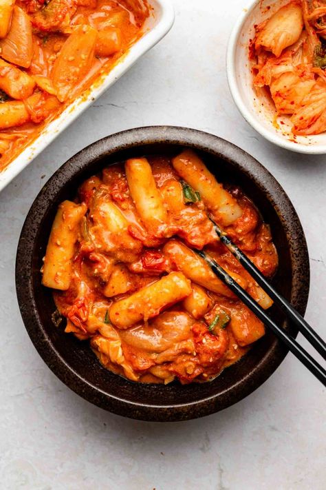 Spicy Kimchi 'Feta Pasta' (Korean Inspired) - Okonomi Kitchen Veg Korean Food, Kimchi Dishes, Kimchi Soup Recipe, Kimchi Pasta, Kimchi Recipes, Okonomi Kitchen, Spicy Kimchi, Korean Vegan, Kimchi Fried Rice