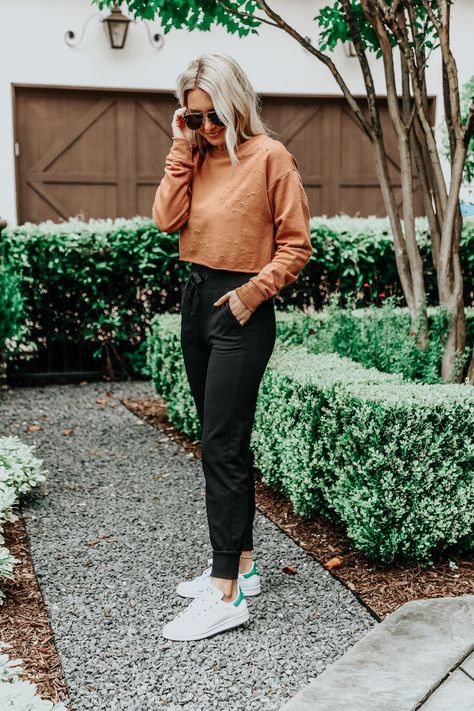 Athleisure Outfits Business Casual, Athleisure Spring Outfits 2024, Coach Attire Athletic, Urban Athleisure Outfits, Athletic Coach Outfit, Athleisure At Work, Corporate Athleisure, Cute Athleisure Outfits Spring, Gen Z Athleisure