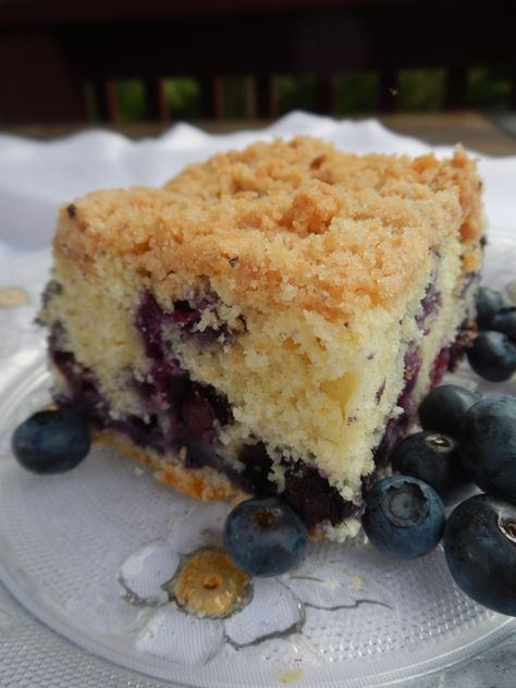 Cake On A Plate, Blueberry Buckle Recipe, Crumble Cake Recipe, Blueberry Buckle, Blueberry Coffee, Blueberry Coffee Cake, Grape Recipes, Crumble Cake, Blueberry Crumble