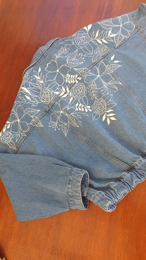 Campera bomber pintada a mano. Floral Painted Jean Jacket, Jean Jackets Painted, Denim Jacket Design Ideas Paint, Upcycling Denim Jacket, Fabric Painting On Clothes Ideas, Diy Denim Jacket Paint Ideas, Painted Jacket Ideas, Painting On Jeans Ideas, Painting On Denim Jacket