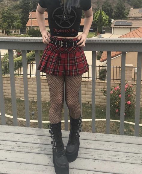 Summer Goth Outfits Skirt, Punk Outfits Skirt, Alternative Skirt Outfits, Skirt Goth Outfit, Punk Skirt Outfit, Black Plaid Skirt Outfit, Egirl Skirt, Punk Summer Outfits, Goth Summer Outfits