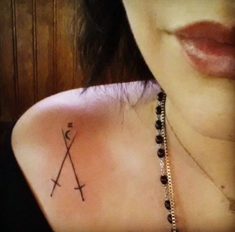 An interpretation on imagery included with The Two of Swords, this tattoo could be a reminder for someone who has faced a difficult decision. | 19 Powerful Tarot Tattoos Two Of Swords, Tattoos Pinterest, Tarot Tattoo, Tarot Card Tattoo, The Moon Tarot Card, 4 Tattoo, Card Tattoo, Star Tattoos, Skin Art