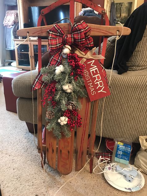 Christmas Sled Decoration, Christmas Sleigh Decorations, Wooden Sled, Vintage Sled, Christmas Sled, Country Christmas Decorations, Christmas Porch Decor, Christmas Decorations Diy Outdoor, Christmas Sleigh