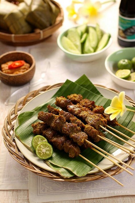 Bali pork satay Balinese Food Photography, Balinese Food, Pork Satay, Asian Food Photography, Masakan Malaysia, Indonesian Recipes, Trip To Bali, Bali Food, Markers Drawing