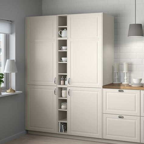 Usa il mobile a giorno in uno spazio stretto per mettere in mostra gli oggetti a cui tieni di più, oppure completalo con dei contenitori. La serie TORNVIKEN include elementi a giorno che donano un tocco di stile alla tua cucina. Kitchen Pantry Cabinet Ikea, Pantry Cabinet Ikea, White Kitchen Pantry Cabinet, Dapur Ikea, Ikea Kitchen Storage, White Kitchen Pantry, Cabinets Ikea, Ikea Pantry, Organiser Cucina