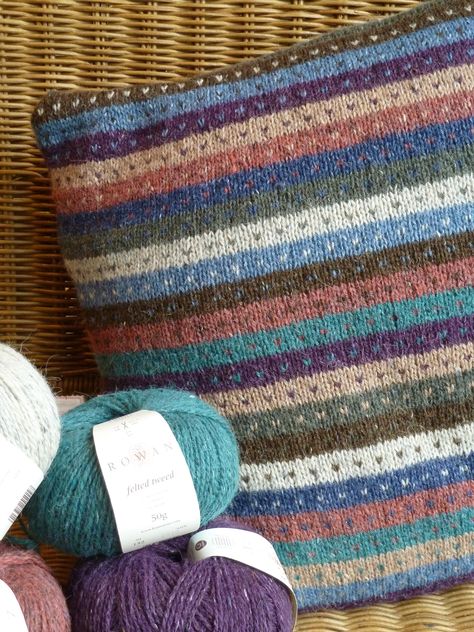 Rowan Felted Tweed works in Fair Isle works so well. Maglia Fair Isle, Knitted Decor, Rowan Felted Tweed, Creative Knitting, Fair Isle Knitting Patterns, Fair Isles, Knitted Cushions, Loom Knitting Patterns, Fair Isle Knitting