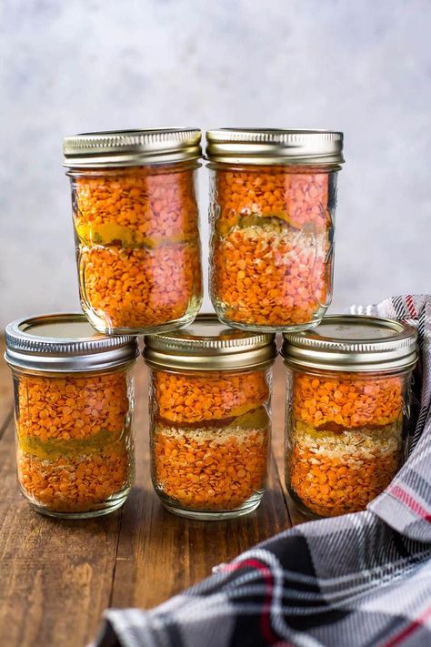 MASON JAR CHRISTMAS GIFTS: LENTIL SOUP IN A JAR Lentil Soup In A Jar, Jar Soups, Dry Soup Mix Recipes, Coconut Curry Lentil Soup, Homemade Mason Jar Gifts, Jar Soup, Mason Jar Soup, Dehydrated Meals, Soup Gifts