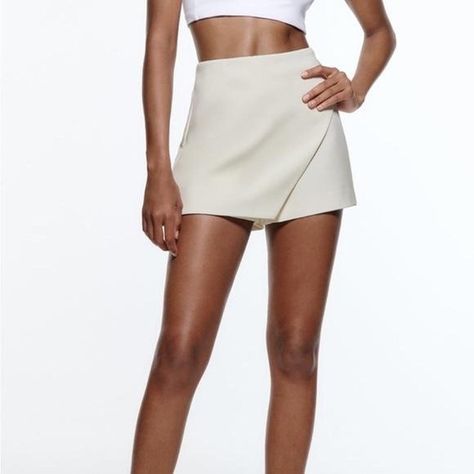 ZARA off-white/ Cream Asymmetrical Skort New York Wall Street, White Short Pants, Skirt Business Casual, Asymmetrical Skort, Pink Ruffle Skirt, Business Casual Suit, Zara Skort, Asymmetrical Midi Skirt, White Skort