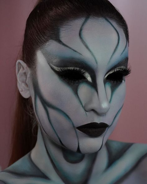 29 Regal and Elegant Queen Makeup Ideas Alien Ideas Costume, Alien Cosplay Makeup, Glam Alien Makeup, Alien Makeup Ideas, Alien Makeup Looks, Alien Face Paint, Alien Halloween Makeup, Dark Editorial, Alien Ears