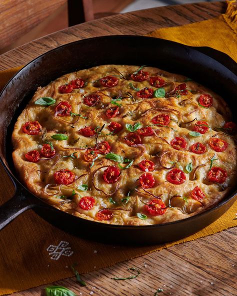 Field Tomato Recipes, Focaccia With Tomatoes, Cast Iron Focaccia, Homemade Focaccia Bread, Dutch Oven Bread, Focaccia Recipe, Iron Skillet Recipes, Flaky Salt, Focaccia Bread