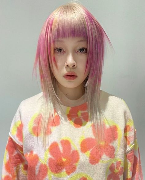 Blonde Hair With Pink Tips, Uneven Haircut, Cyberpunk Hair, Hair Styels, Hair Print, Pink Blonde Hair, Choppy Bob Haircuts, Blonde Tips, Bob Cuts