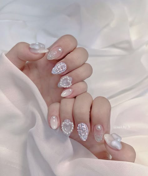 Ballet core nail design
Princess nails
Chanel nails
Tweed nails Nail Gem Designs Short Nails, Cute Short Korean Nails, Tweed Nails Design, Korean Nail Art Designs, Pink Tweed Nails, Korean Style Nails Short, Cute Kpop Nails, Korean Nails Designs Short, Korean Pearl Nails