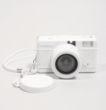 White Camera Minato Arisato, White Aesthetic Photography, White Aesthetics, White Camera, Fotografi Vintage, 카드 디자인, Iphone Pictures, Flowers Print, White Hot