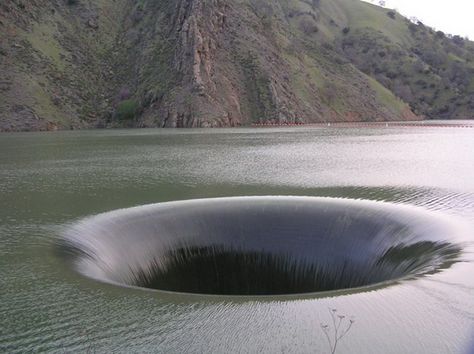 This "Bottomless Pit" is The Monticello Dam Drain Hole in California - Imgur Lake Berryessa, Wow Photo, Best Pictures Ever, History Channel, Natural Phenomena, Land Art, Mauritius, Amazing Nature, Beautiful World