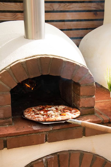 Pizza Oven Ideas, Kitchen Pizza Oven, Small Outdoor Kitchen Design, Outdoor Fireplace Pizza Oven, Oven Ideas, Pizza Oven Outdoor Kitchen, Small Outdoor Kitchens, Entertaining At Home, Outdoor Fireplace Designs