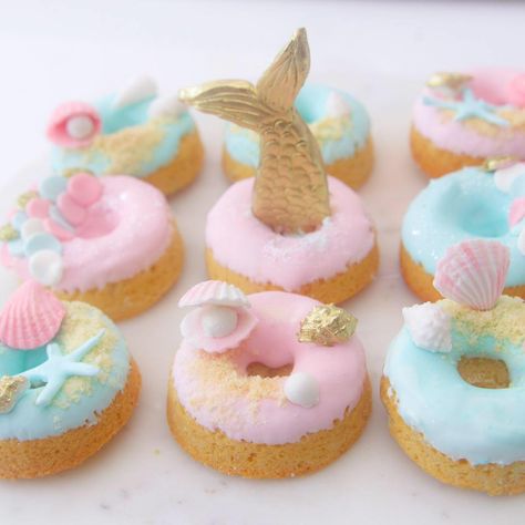 Mermaid Donut Recipe - Mermaid parties are all the rage right now. I love putting together a fun, undersea party for the mermaid lovers in my life. Here are 10 mermaid recipes you have to make for your next mermaid party. Mermaid Cupcake Cake, Mermaid Cupcakes, Cute Donuts, Themed Desserts, Mermaid Parties, Milk Shakes, Mermaid Cakes, Pinterest Party, Sea Birthday