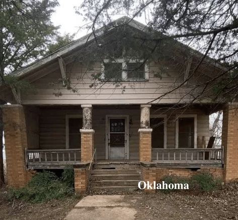 Oklahoma Craftsman Bungalow $44K - Old Houses Under $50K 1920s Craftsman Bungalows Interior, Bungalow Homes Exterior, Craftsman Bungalows Interior, 1920s Bungalow Remodel, Small Craftsman Bungalow, 1920 Craftsman Bungalow, 1920s Craftsman Home, 1925 Bungalow, 1920s Craftsman Bungalows