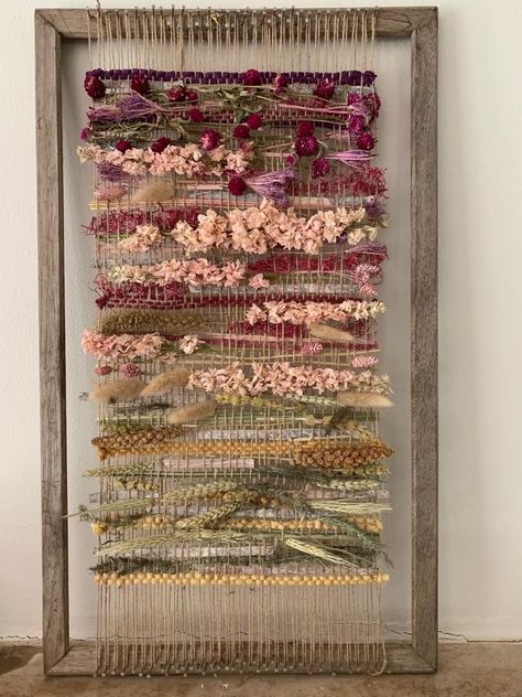 Woven Dried Flowers, Woven Flowers Weaving, Weaving With Plants, Weaving Plants, Nature Loom, Natural Weaving, Nature Weaving, Takken Decor, Yarn Art Projects