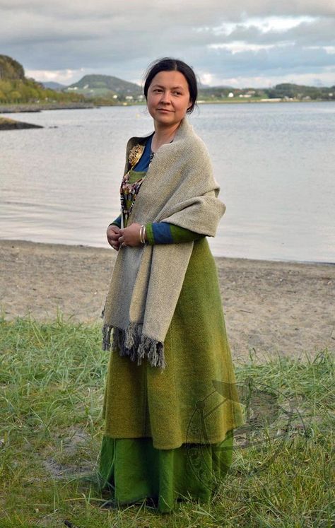 Hand-woven viking shawl. Viking women dress http://medievalcraft.eu/index.php?k89,textiles-shawls Medieval Peasant Woman, Viking Shawl, Costume Viking, Viking Garb, Aged Clothing, Medieval Garb, Handwoven Shawls, Viking Dress, Viking Women