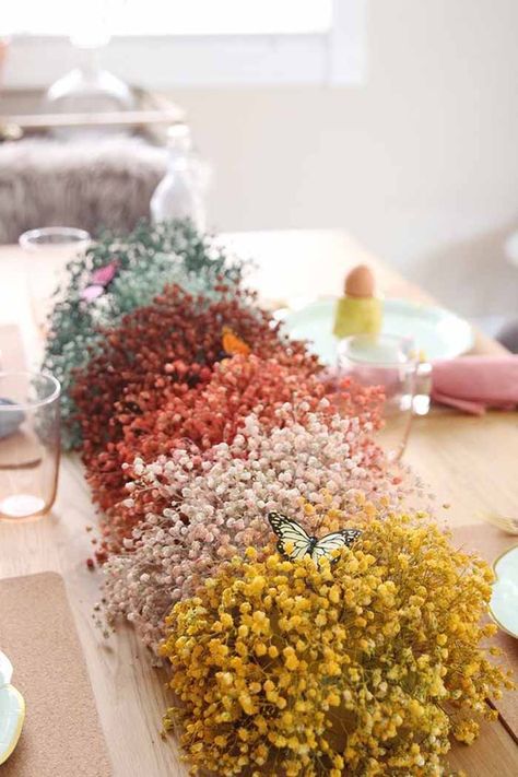 17 Ways to Make Baby's Breath Look Super Chic for Your Wedding فن النسيج, Idee Babyshower, Easter Centerpiece, Spring Centerpiece, Diy Rainbow, Modern Flower Arrangements, Baby S Breath, Easter Centerpieces, Deco Floral